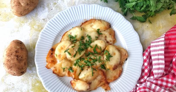 Fırında Kaşarlı Patates: Sofraların Vazgeçilmez Lezzeti