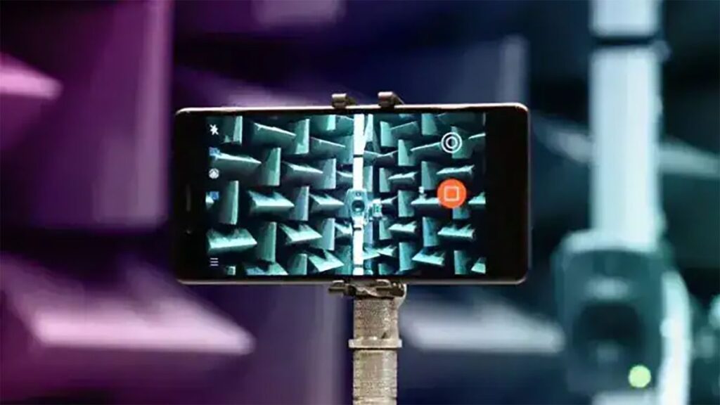 Dünyanın İlk Etkileyici Ses ve Konuşma Araması Yapıldı – Nokia <div id="article-body">
<p>Telefonlarımız giderek yapay zeka destekli asistanlarımız haline geliyor, ancak sesli arama kalitesi yıllardır neredeyse hiç değişmedi. Nokia bunu düzeltmek istiyor – ve yeni bir kodek kullanarak “dünyanın ilk etkileyici ses ve konuşma aramasını” yaptığını iddia ediyor.</p><p>Arama, gelen ‘5G Advanced’ standardının bir parçası olan yeni IVAS (Immersive Voice and Audio Services) kodeki kullanılarak yapıldı. <a data-analytics-id="inline-link" href="https://clk.tradedoubler.com/click?did=d000000005yh&utm_campaign=EarnTheRight_TECH&utm_source=twitter&utm_medium=organic&utm_term=2f13d5a2-d9a8-4166-9870-10af38079a53&p=320011&a=2384895&epi=trd-us-1167377883994470592&url=https%3A%2F%2Fwww.nokia.com%2Fabout-us%2Fnews%2Freleases%2F2024%2F06%2F10%2Fnokia-makes-worlds-first-immersive-voice-and-audio-call%2F%3Fdid%3Dd000000005yh%26utm_campaign%3DEarnTheRight_TECH%26utm_source%3Dtwitter%26utm_medium%3Dorganic%26utm_term%3D2f13d5a2-d9a8-4166-9870-10af38079a53" target="_blank" data-url="https://www.nokia.com/about-us/news/releases/2024/06/10/nokia-makes-worlds-first-immersive-voice-and-audio-call/?did=d000000005yh&utm_campaign=EarnTheRight_TECH&utm_source=twitter&utm_medium=organic&utm_term=2f13d5a2-d9a8-4166-9870-10af38079a53" referrerpolicy="no-referrer-when-downgrade" rel="sponsored noopener" data-hl-processed="hawklinks" data-placeholder-url="https://clk.tradedoubler.com/click?did=d000000005yh&utm_campaign=EarnTheRight_TECH&utm_source=twitter&utm_medium=organic&utm_term=2f13d5a2-d9a8-4166-9870-10af38079a53&p=320011&a=2384895&epi=hawk-custom-tracking&url=https%3A%2F%2Fwww.nokia.com%2Fabout-us%2Fnews%2Freleases%2F2024%2F06%2F10%2Fnokia-makes-worlds-first-immersive-voice-and-audio-call%2F%3Fdid%3Dd000000005yh%26utm_campaign%3DEarnTheRight_TECH%26utm_source%3Dtwitter%26utm_medium%3Dorganic%26utm_term%3D2f13d5a2-d9a8-4166-9870-10af38079a53" data-google-interstitial="false" data-merchant-name="nokia.com" data-merchant-id="220560" data-merchant-url="nokia.com" data-merchant-network="Generic">Nokia blog yazısına göre</a>, kodek, sohbetlerin “daha gerçekçi ve etkileşimli” hissettiren “üç boyutlu bir ses deneyimi” oluşturuyor.</p><aside class="hawk-nest" data-render-type="fte" data-skip="dealsy" data-widget-type="seasonal"/><p>Teoride, bu, bugünkü sıkıştırılmış, monofonik telefon görüşmelerinden büyük bir yükseltme olmalıdır, bu görüşmeler, Ses İzolasyonu gibi yazılım tabanlı özelliklerin tanıtılmasına rağmen yıllar içinde çok fazla gelişme kaydetmemiştir.</p><p>Peki, geri kalanımız ne zaman bu sesli arama güncellemesine sahip olacak? İyi ve kötü haberler var. <a data-analytics-id="inline-link" href="https://www.reuters.com/technology/nokia-ceo-makes-worlds-first-immersive-phone-call-2024-06-10/" target="_blank" data-url="https://www.reuters.com/technology/nokia-ceo-makes-worlds-first-immersive-phone-call-2024-06-10/" referrerpolicy="no-referrer-when-downgrade" data-hl-processed="none" rel="noopener">Reuters</a>‘a göre, teknolojinin uyumlu olması için bir akıllı telefonun en az iki mikrofona sahip olması gerekiyor ve bu günümüzün en iyi telefonlarının durumuyla örtüşüyor.</p><p>Ne yazık ki, birkaç yıl boyunca tam olarak yayılmayı bekleyen 5G Advanced standardı – bugünkü 5G hücresel teknolojisinin halefi olması bekleniyor – ve IVAS kodeki henüz hiçbir mobil ağ tarafından kullanılmıyor.</p><p>Yine de, bu sözde “etkileyici” ilk telefon görüşmesi, sesli aramalarımızı biraz daha bulanık sesli hale getirmek ve Nokia’nın gözlerini çevirdiğini belirttiği “gelişmiş genişletilmiş gerçeklik ve metaverse uygulamaları” için hazır hale getirmek için gereken lisans anlaşmalarının yolunu açmaya yardımcı olacaktır.</p><figure class="van-image-figure inline-layout" data-bordeaux-image-check=""><div class="image-full-width-wrapper"><div class="image-widthsetter" style="max-width:1200px;"><p class="vanilla-image-block" style="padding-top:52.33%;"><picture><source type="image/webp" srcset="https://cdn.mos.cms.futurecdn.net/Qnh49VK9bQ9bw6LjpwrF5j-320-80.jpg.webp 320w, https://cdn.mos.cms.futurecdn.net/Qnh49VK9bQ9bw6LjpwrF5j-480-80.jpg.webp 480w, https://cdn.mos.cms.futurecdn.net/Qnh49VK9bQ9bw6LjpwrF5j-650-80.jpg.webp 650w, https://cdn.mos.cms.futurecdn.net/Qnh49VK9bQ9bw6LjpwrF5j-970-80.jpg.webp 970w, https://cdn.mos.cms.futurecdn.net/Qnh49VK9bQ9bw6LjpwrF5j-1024-80.jpg.webp 1024w, https://cdn.mos.cms.futurecdn.net/Qnh49VK9bQ9bw6LjpwrF5j-1200-80.jpg.webp 1200w" sizes="(min-width: 1000px) 970px, calc(100vw - 40px)"/><img alt="Two people making a phone call using the IVAS codec" srcset="https://cdn.mos.cms.futurecdn.net/Qnh49VK9bQ9bw6LjpwrF5j-320-80.jpg 320w, https://cdn.mos.cms.futurecdn.net/Qnh49VK9bQ9bw6LjpwrF5j-480-80.jpg 480w, https://cdn.mos.cms.futurecdn.net/Qnh49VK9bQ9bw6LjpwrF5j-650-80.jpg 650w, https://cdn.mos.cms.futurecdn.net/Qnh49VK9bQ9bw6LjpwrF5j-970-80.jpg 970w, https://cdn.mos.cms.futurecdn.net/Qnh49VK9bQ9bw6LjpwrF5j-1024-80.jpg 1024w, https://cdn.mos.cms.futurecdn.net/Qnh49VK9bQ9bw6LjpwrF5j-1200-80.jpg 1200w" sizes="(min-width: 1000px) 970px, calc(100vw - 40px)" loading="lazy" src="https://cdn.mos.cms.futurecdn.net/Qnh49VK9bQ9bw6LjpwrF5j.jpg" data-pin-media="https://cdn.mos.cms.futurecdn.net/Qnh49VK9bQ9bw6LjpwrF5j.jpg"/></picture></p></div></div><figcaption itemprop="caption description" class=" inline-layout"><span class="caption-text">Nokia’nın Başkanı ve CEO’su Pekka Lundmark ve Stefan Lindström (Finlandiya’nın Dijitalleşme ve Yeni Teknolojiler Elçisi) yeni IVAS kodekini kullanarak ilk “etkileyici” hücresel aramayı yapıyorlar. </span><span class="credit" itemprop="copyrightHolder">(Görsel: Nokia)</span></figcaption></figure><p>Yeni IVAS kodekini birlikte geliştiren Nokia ve 3GPP (3. Nesil Ortaklık Projesi) ortakları, açıkça bunu yalnızca akıllı telefonlar ve sesli aramalar için tasarlanmış olarak görmüyor. </p><div id="slice-container-newsletterForm-articleInbodyContent-fXQxQKTjXnrMyUNCK228oA" class="slice-container newsletter-inbodyContent-slice newsletterForm-articleInbodyContent-fXQxQKTjXnrMyUNCK228oA slice-container-newsletterForm"><div data-hydrate="true" class="newsletter-form__wrapper newsletter-form__wrapper--inbodyContent"><div class="newsletter-form__container"><section class="newsletter-form__top-bar"/><section class="newsletter-form__main-section"><p class="newsletter-form__strapline">Son dakika haberleri, incelemeler, görüşler, en iyi teknoloji fırsatları ve daha fazlası için abone olun.</p></section></div></div></div><p><a data-analytics-id="inline-link" href="https://www.3gpp.org/technologies/ivas-2023" target="_blank" data-url="https://www.3gpp.org/technologies/ivas-2023" referrerpolicy="no-referrer-when-downgrade" data-hl-processed="none" rel="noopener">3GPP sitesinde</a>, bazı kullanım durumlarının “çoklu akışlı telekonferanslar, XR konuşma hizmetleri ve kullanıcı üretimli canlı ve önceden üretilmiş içerik akışları” dahil konuşma yapılan telefon görüşmelerinin yanı sıra “AR/MR alanında ilgili uygulamalar görür.” </p><p>Diğer bir deyişle, bu, sesli görüşmeleri (ve konferans görüşmelerini) artık bir zamanların sıkıştırılmış formatından konuştuğumuz kişilerin yanında olduğumuzu gerçekten hissettiğimiz daha mekansal, gerçekçi bir geleceğe taşımayla ilgilidir.</p><p>IVAS kodekinin lisanslanması ve mobil operatörler tarafından tam olarak benimsenmesi birkaç yıl sürebilir, ancak o zamana kadar Apple Vision Pro ve Samsung XR/VR kulaklık gibi daha fazla kulaklıkın varışı sayesinde daha tamamen geliştirilmiş karma gerçeklik alanına sahip olacağız, bazı karşılık gelen uygulamalar eşliğinde.</p><p>Ancak telefonlarımızdaki sesli arama kalitesinin, hala uygulamalara bağlı olarak çok farklılık gösteren ve telefonlarımızdaki sesli arama kalitesinin, hala uygulamalara bağlı olarak çok farklılık gösteren ve telefonlarımızdaki ses aramasında bir iyileşme, her halükarda güzel bir bonus olacaktır.</p><h3 class="article-body__section" id="section-you-might-also-like"><span>Ayrıca şunu da beğenebilirsiniz…</span></h3>
</div>