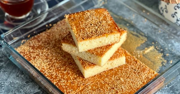 Lezzetli Susamlı Tepsi Keki Tarifi