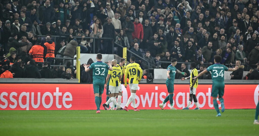 “Fenerbahçe-Anderlecht Maçında Hakem Olayı: Soyunma Odasına Gitti!”