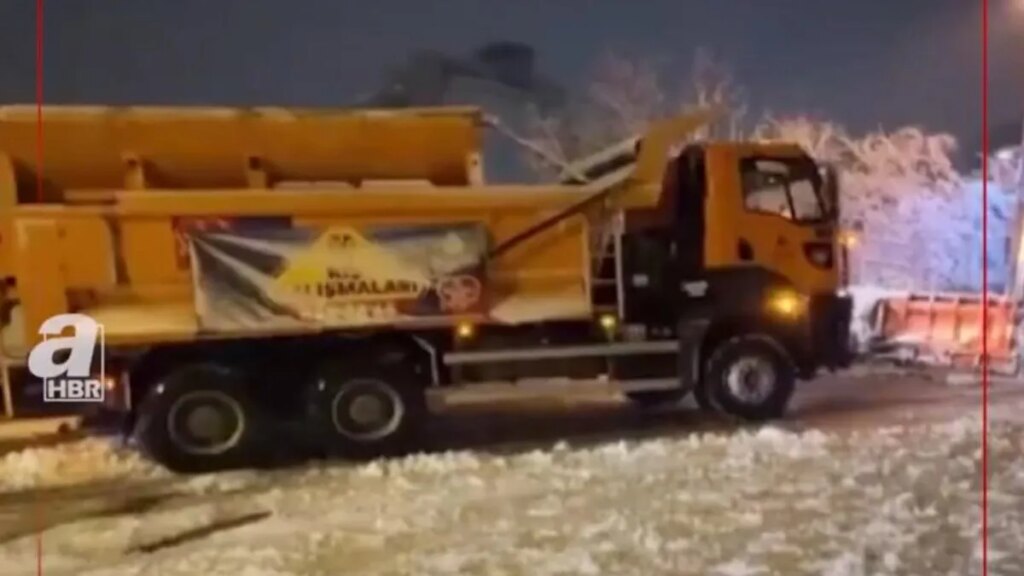 İBB kar küreme aracı kardan yolda kaldı!