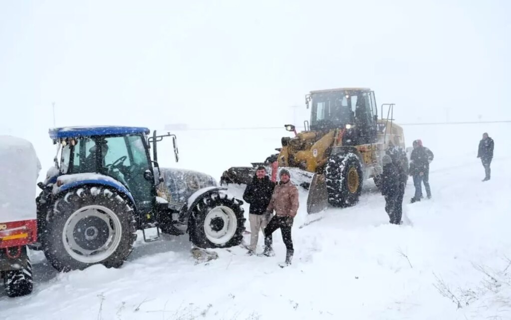 Ağrı’da Saplanan Traktör Kurtarıldı