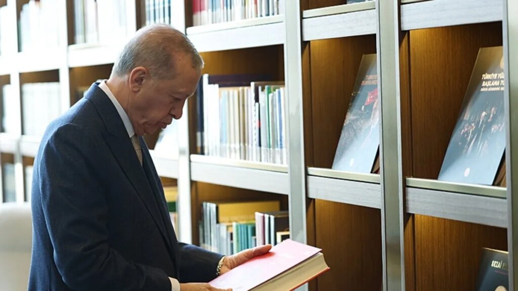 Başkan Erdoğan AK Kütüphaneyi Ziyaret Etti