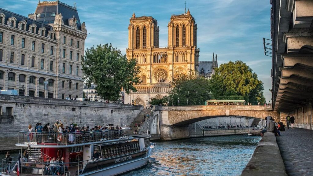 Paris’te Seine Nehri: Olimpiyatlar İçin 1.4 Milyar Euro Temizlik Projesi!