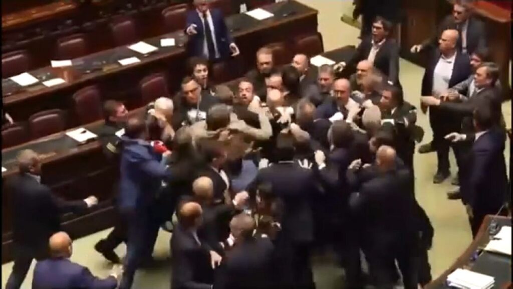 İtalya Parlamentosunda Kavga: M5S Milletvekili Yumruklandı