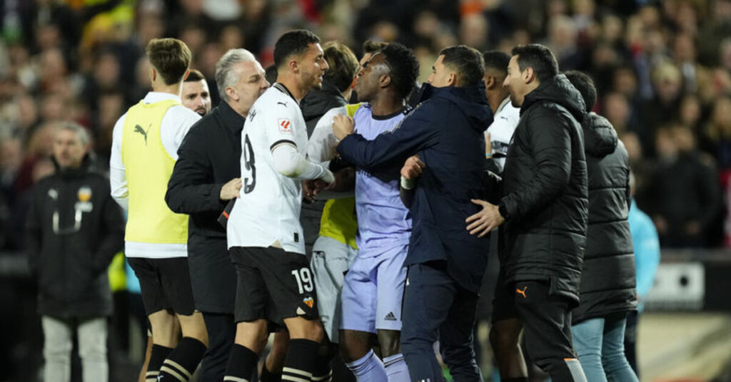 LaLiga Başkanı: Vinicius kararı ırkçılıkla mücadeleye destek <img src="https://im.haberturk.com/l/2024/06/10/ver1718014652/3693905/jpg/1280x1280" />