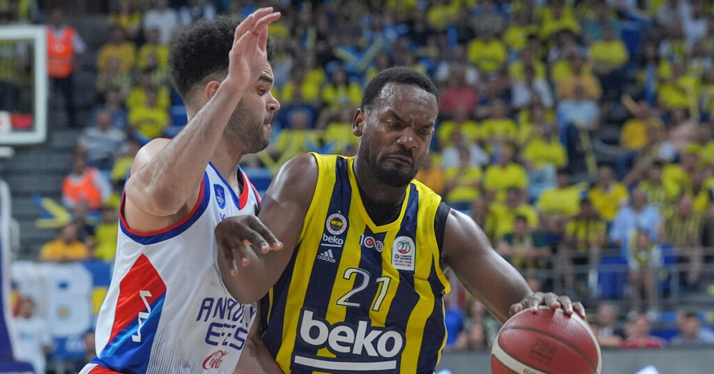 Anadolu Efes Fenerbahçe’yi Deplasmanda Mağlup Etti!