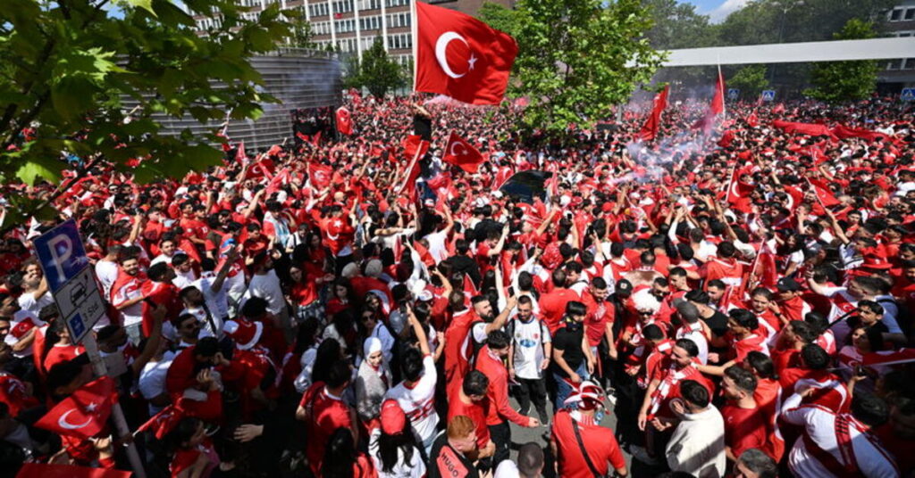 Türk Taraftarlar Dortmund’u Kırmızı-Beyaza Boyadı