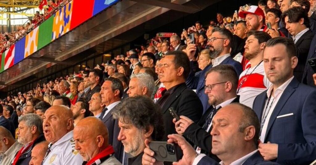Mourinho, Türkiye-Portekiz maçını tribünden izledi!