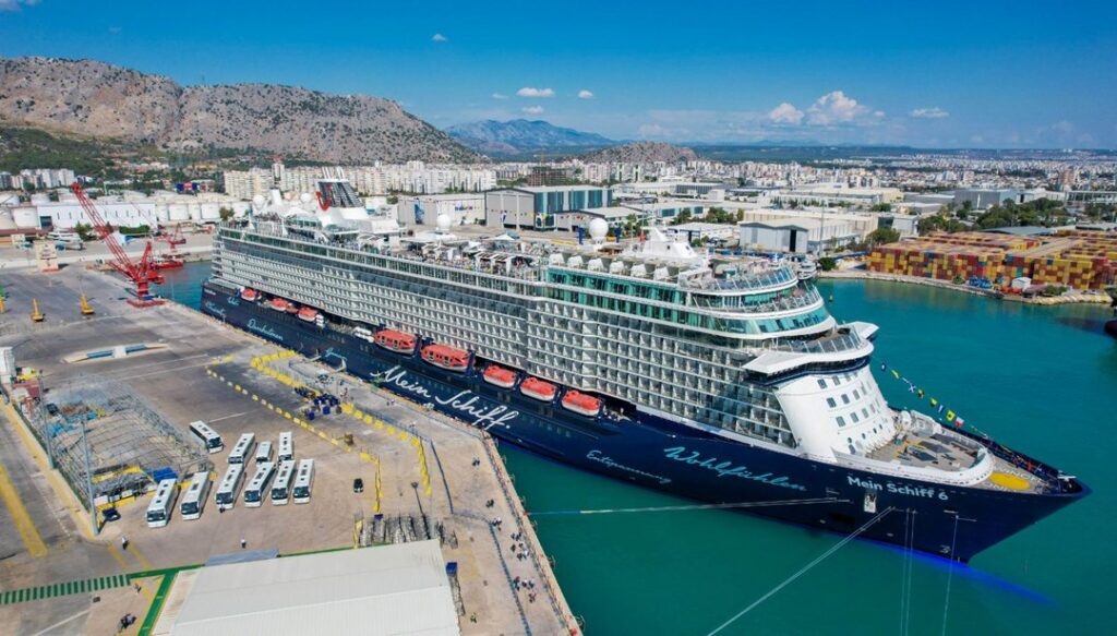 Kuşadası’na Rekor Kruvaziyer Turist Akını