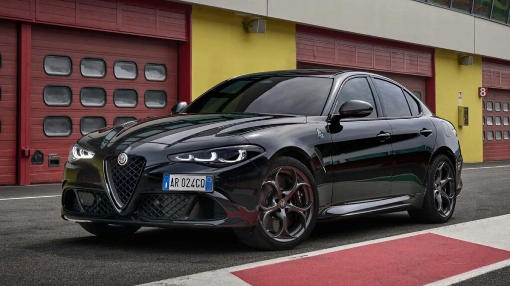 Alfa Romeo’nun Yeni Zorunluluğu: Ön Plakalar Ortada Olacak