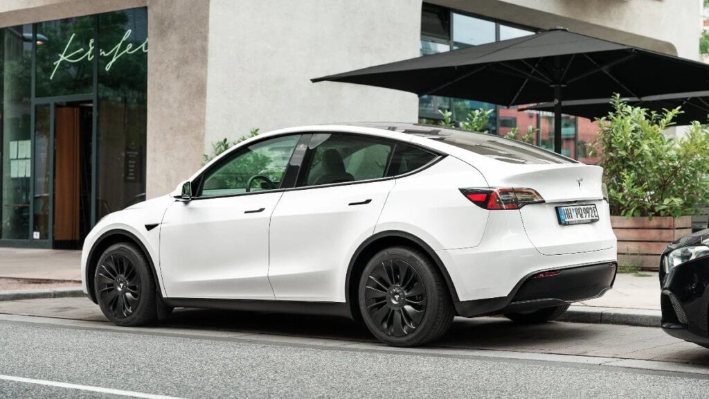 Tesla, Çin’de Otonom Sürüş Yazılımını Test Ediyor