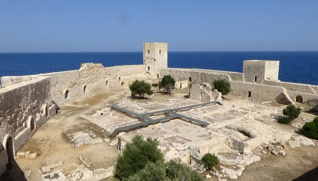 Mersin’in Tarihi Kızkalesi’nde Müzik ve Lezzet Buluşması