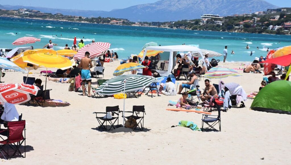 Çeşme’de Bayram Coşkusu! Tatilciler Ilıca Plajı’nı Doldurdu