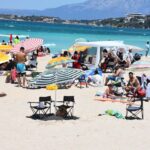 Çeşme’de Bayram Coşkusu! Tatilciler Ilıca Plajı’nı Doldurdu
