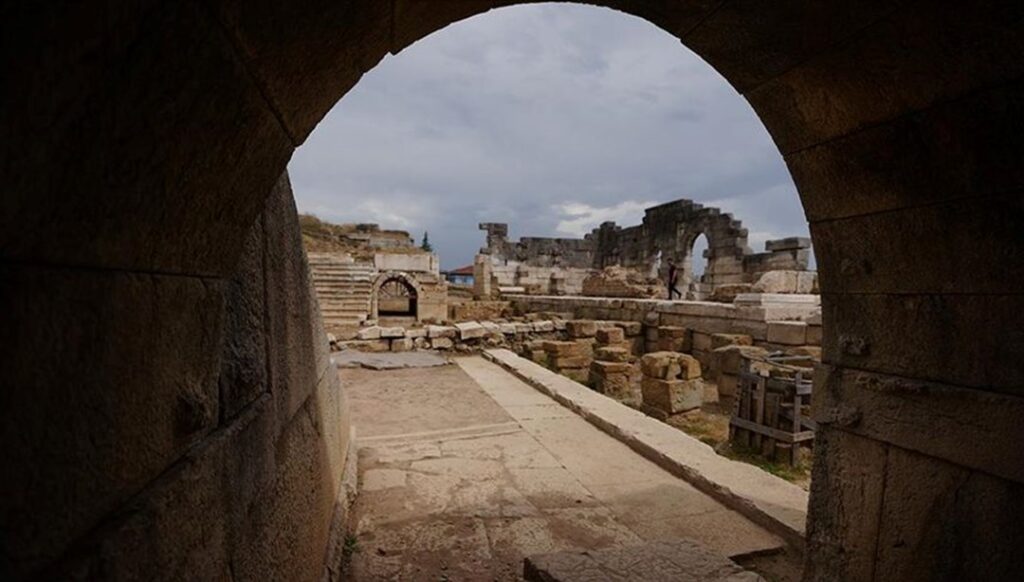 Prusias ad Hypium’da Antik Tiyatro Kazıları Hız Kesmiyor