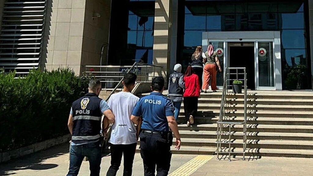 Adıyaman’da Skandal: Yapay Zeka İle Ehliyet Sınavında Kopya Çekmeye Çalışanlar Gözaltında