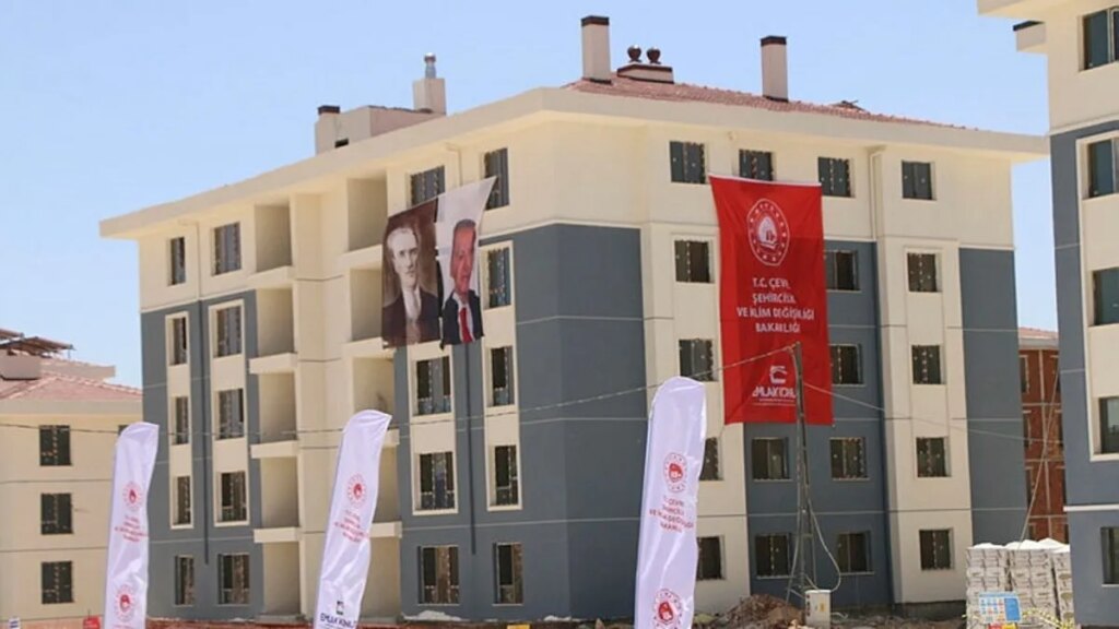 Deprem Bölgesinde Yaralar Sarılıyor: 200 Bin Konut Teslim Edilecek