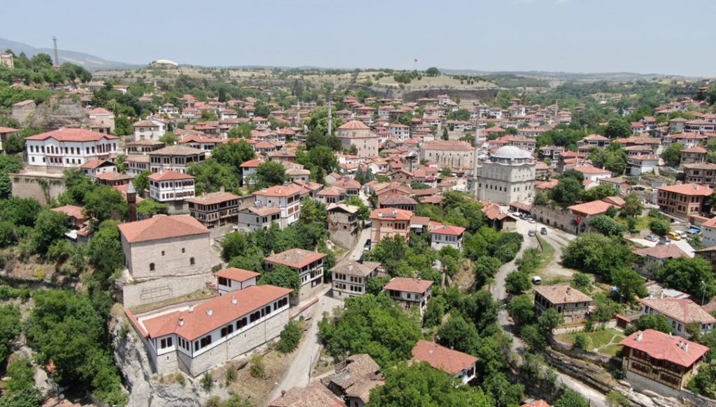 Safranbolu’da Bayram Coşkusu: Tarihi İlçe Dolup Taşıyor