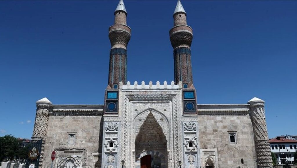 Gök Medrese’de Yenilenen Yüzüyle Ziyaretçilerini Ağırlıyor