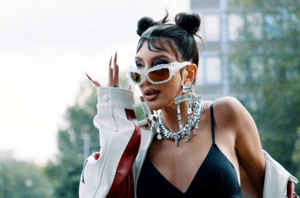 Hande Yener’den Yeni Şarkı: Ben Senin Delinim!