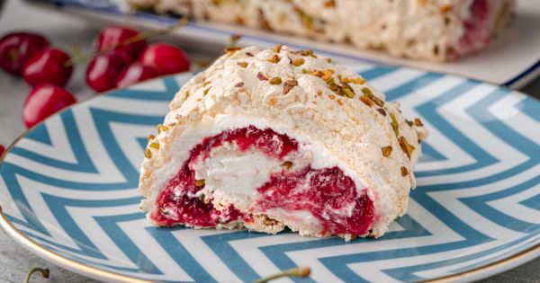 Lezzetin Doruk Noktası: Kirazlı Rulo Mereng Pasta