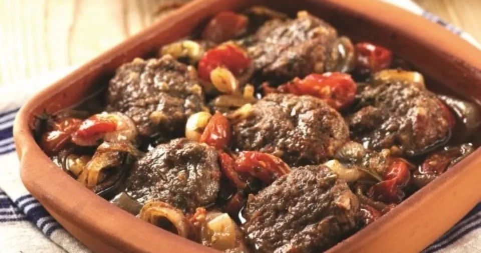 Yumuşacık Köfteli Soğanlı Güvec Tarifi