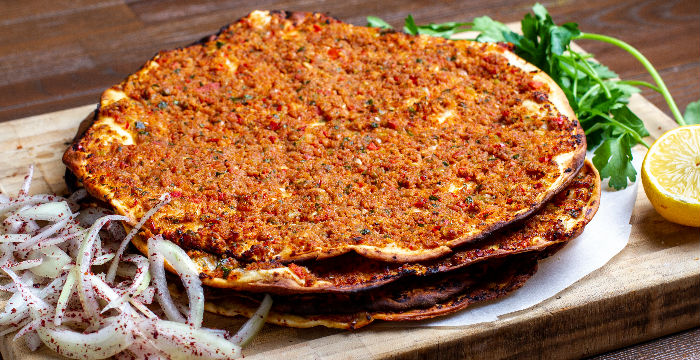 Ev Yapımı Enfes Lahmacun Tarifi