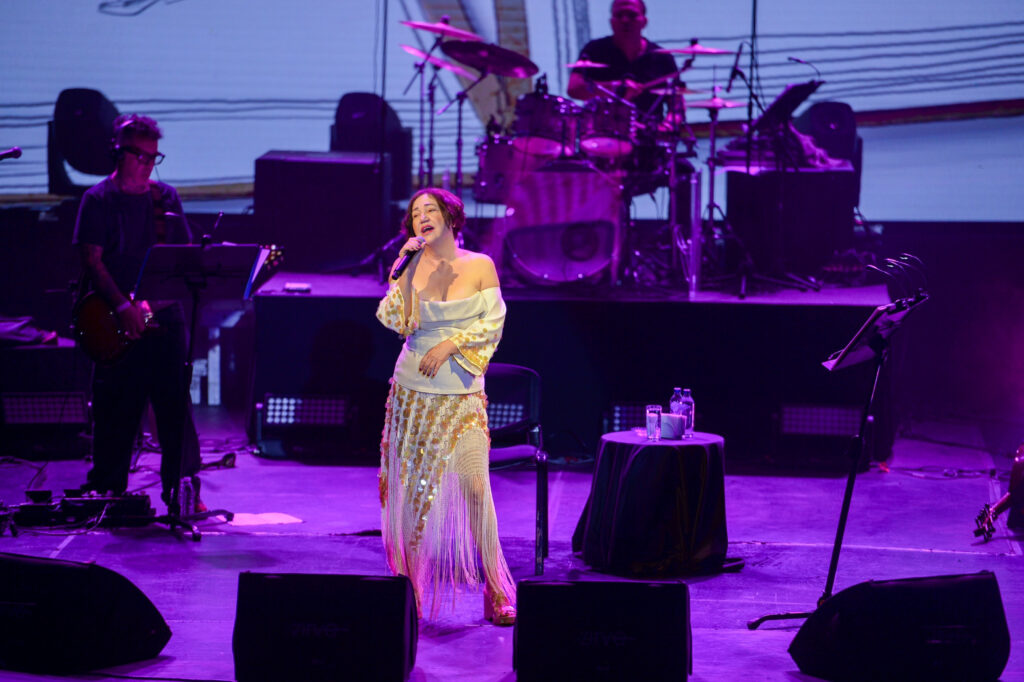 Nazan Öncel: Harbiye Konserinde İnanılmaz Performans!