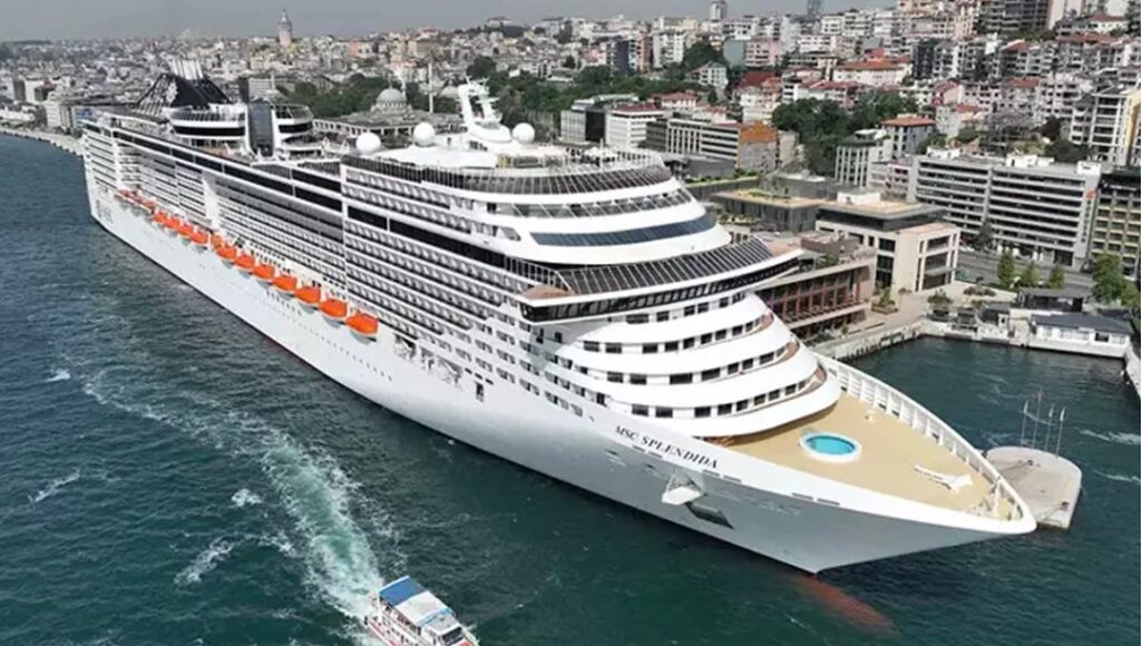 Dev gemi Galataport’ta!