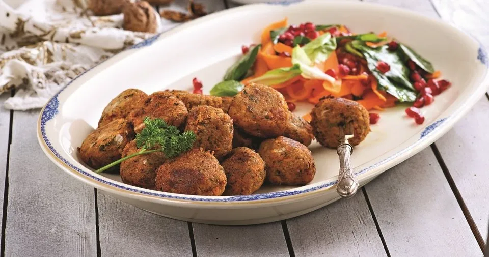 Havuç Köftesi ve Narlı Salata Tarifi