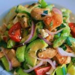 Sağlıklı Yağlarla Dolu Avokado ve Tavuk Salatası!