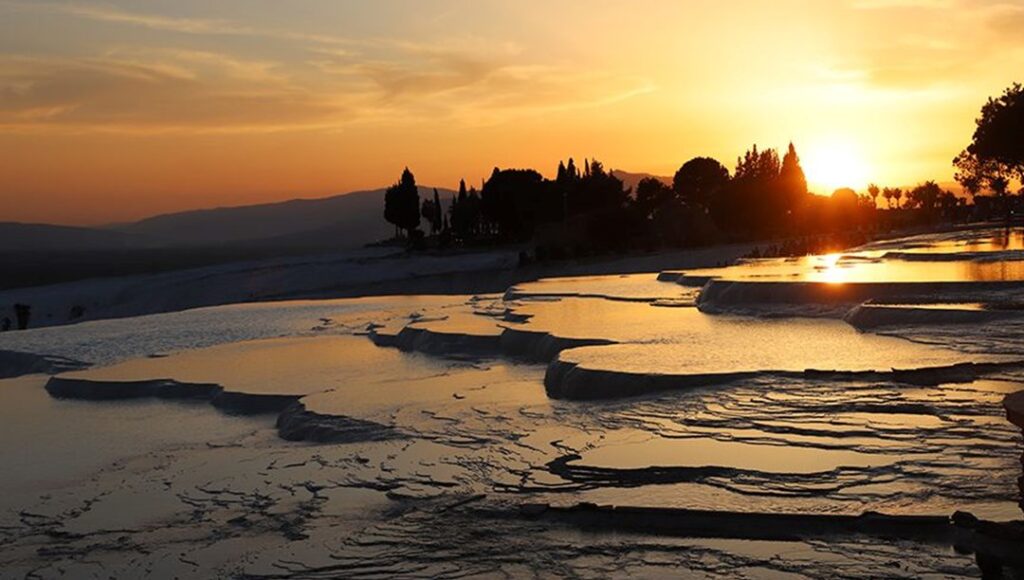 Pamukkale’yi Ziyaret Eden Turistler Artıyor
