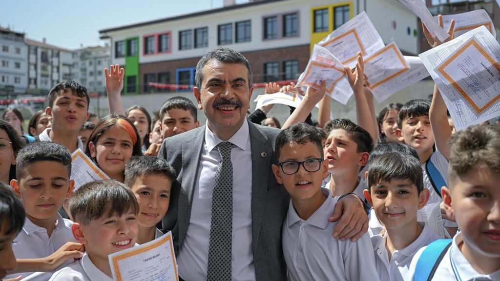 Bakan Tekin Okulda Karne Dağıttı ve Öğrencilerle Sohbet Etti
