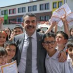 Bakan Tekin Okulda Karne Dağıttı ve Öğrencilerle Sohbet Etti