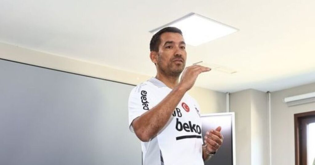 Van Bronckhorst, Beşiktaş’ta Teknik Direktörlüğe Başladı