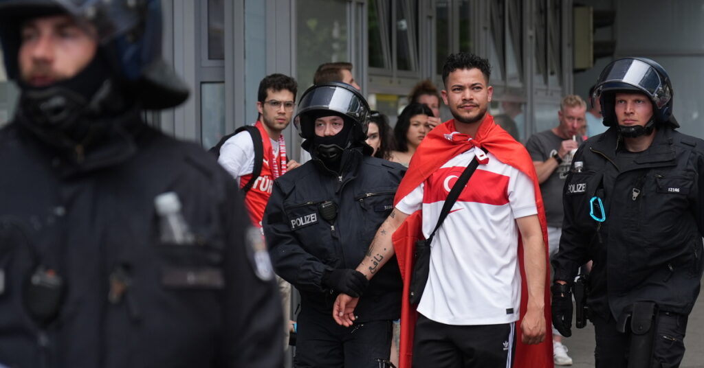Alman polisi Türk taraftarları gözaltına aldı