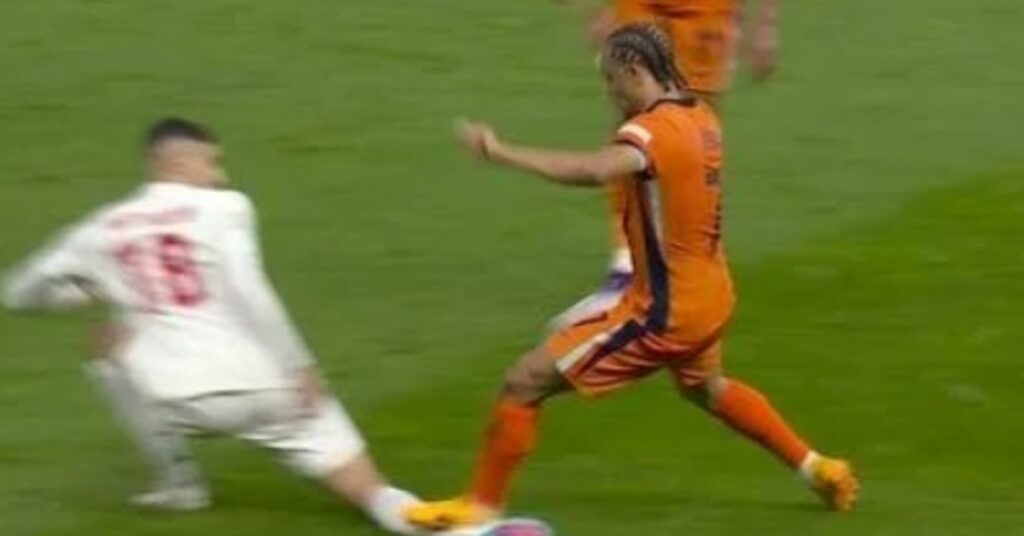 Hollandalı Futbolcu Mert Müldür’e Sert Müdahale