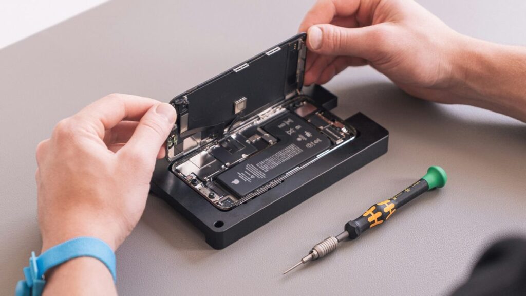 Apple’ın Yeni iPhone Batarya Değiştirme Yöntemi!