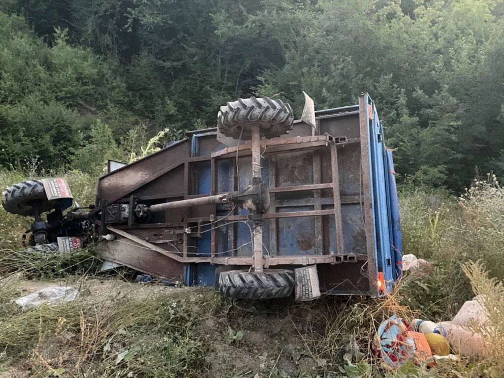 Karabük’te tarım aracı şarampole devrildi, 1 ölü 6 yaralı!