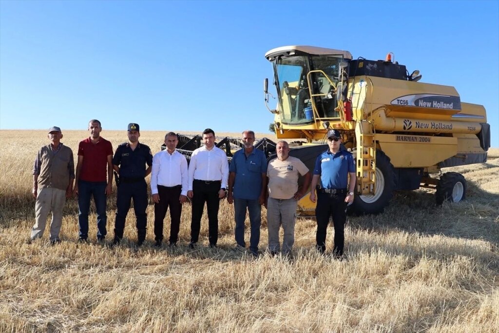 Keban Kaymakamı Buğday Hasadına Katıldı