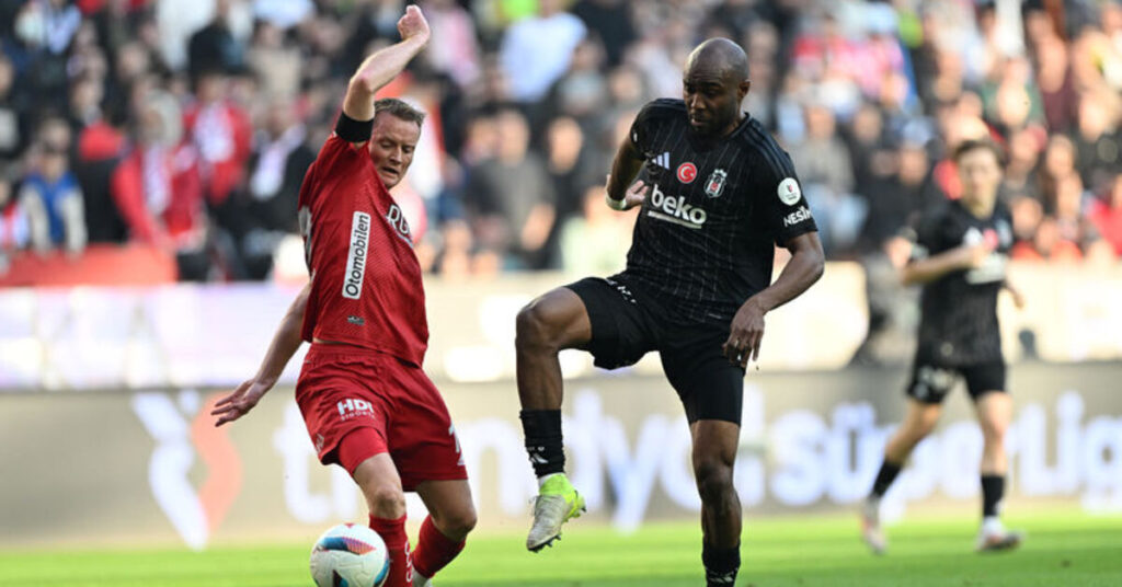 Beşiktaş’tan Hakem Tepkisi: “Dikkat! Çimlere Basma Sarı Karttır!”