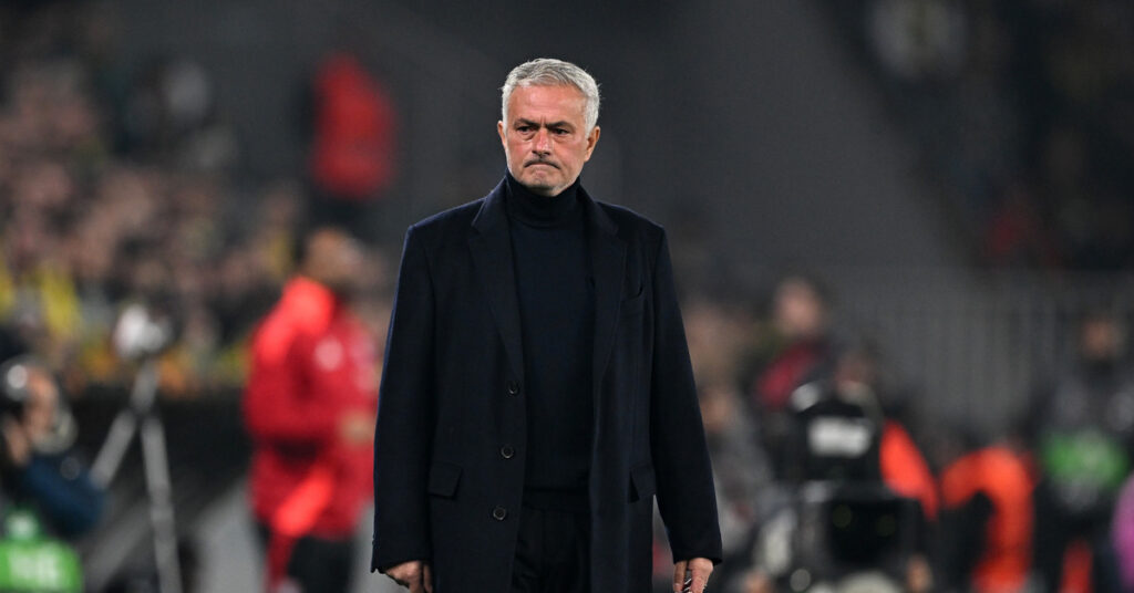 Mourinho’ya UEFA’dan şok ceza!