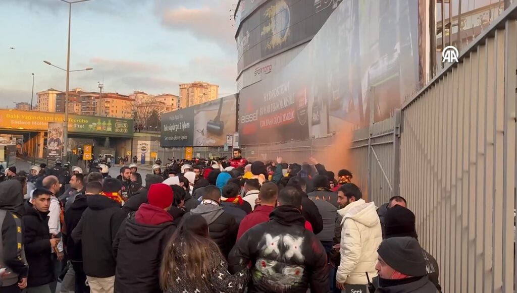 İzmir Taraftarları Kadıköy’de Gerginlik!