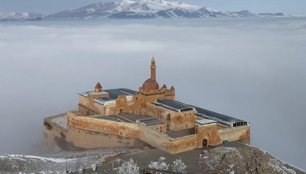 İshak Paşa Sarayı Sisi İçinde!