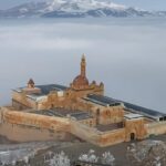 İshak Paşa Sarayı Sisi İçinde!