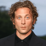 Jeremy Allen White, “Enigma Variations” Dizisinde Başrol Olacak!