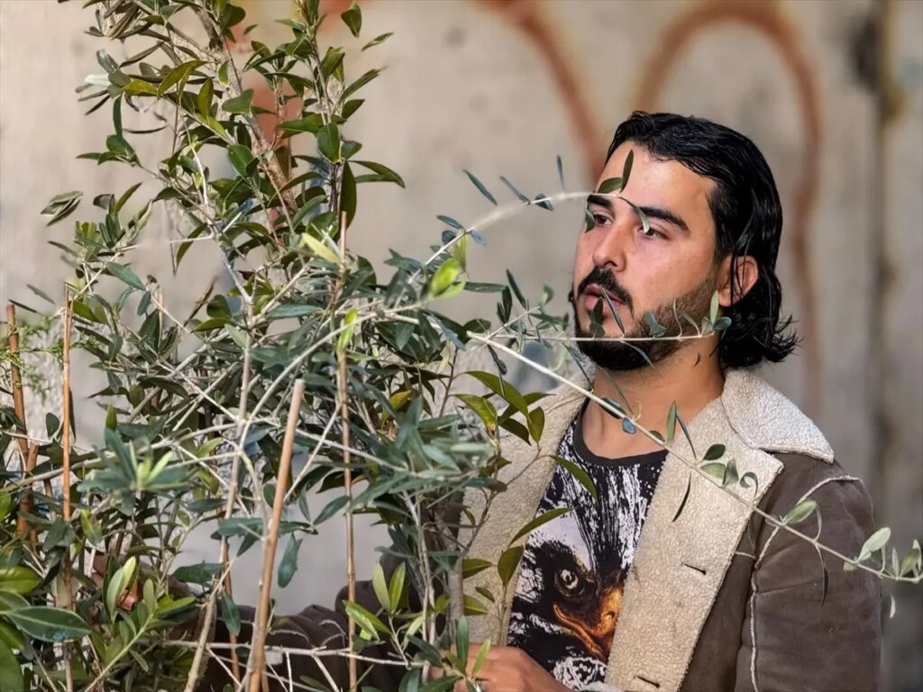 Filistinli öğrenci Gazze’yi ağaçlandırıyor