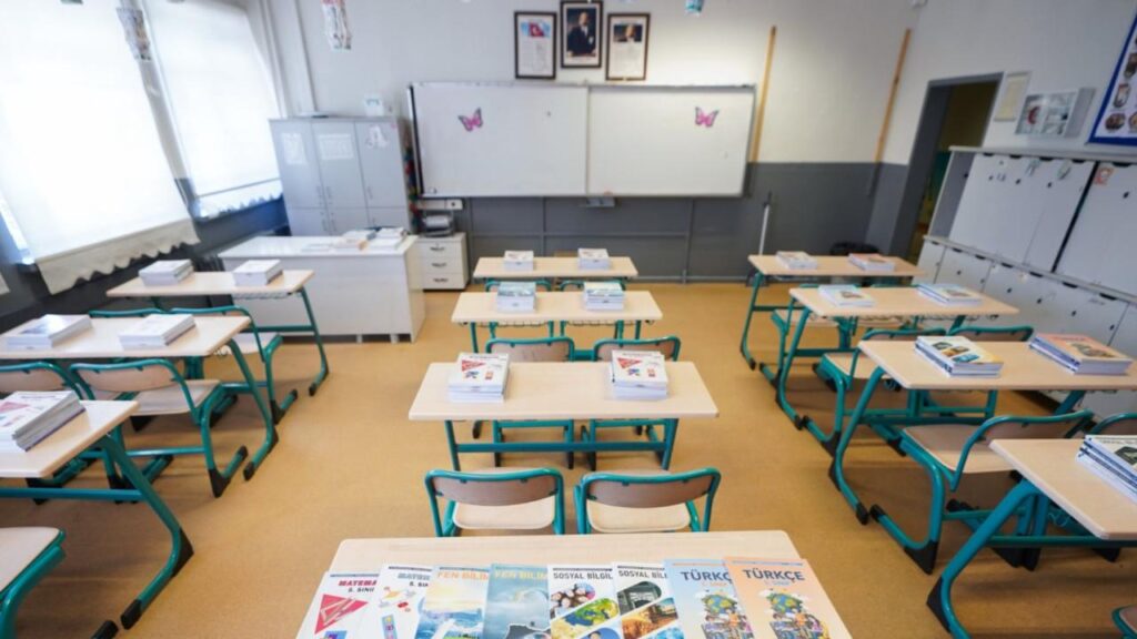 Özel Okullarda Ücretsiz Ders Kitabı Zorunluluğu