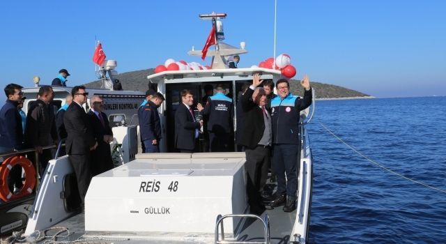 Reis 48 Teknesi Denize Dualarla İndirildi